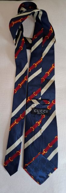 Gucci cravatta blu con righe azzure e amaranto - Foto 2