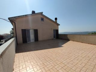 Camerano – Una casa da vivere, con grandi spazi e terrazza