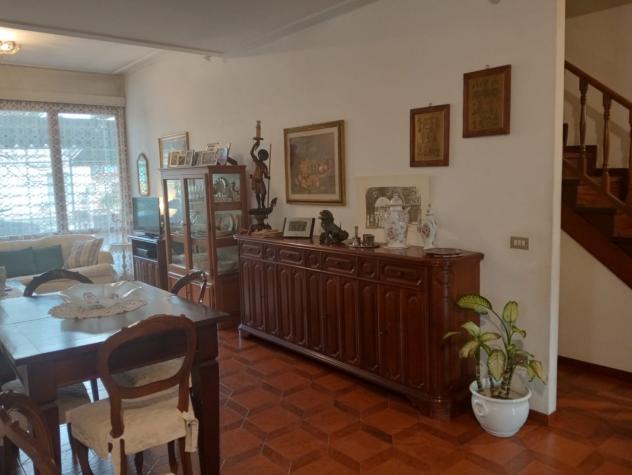 APPARTAMENTO INDIPENDENTE di 5 vani e di 135 mq (CAMAIORE - Lido di Camaiore) rif. A1013