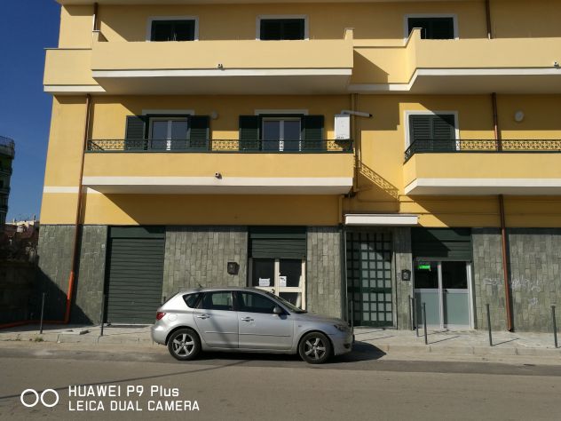 NEGOZIO MQ 110 Casoria due punti luce