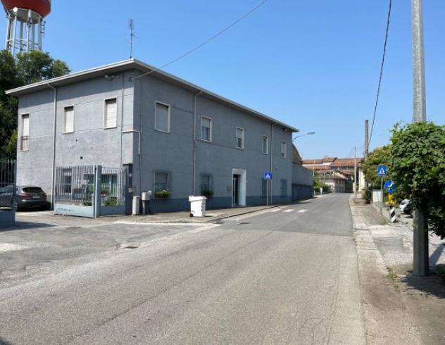 Immobile di 330 m² con più di 5 locali in affitto a Rezzato