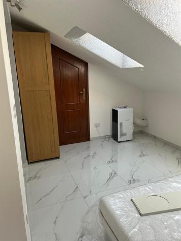 Bilocale mansardato ristrutturato e arredato - Foto 3