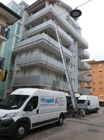 NOLEGGIO SCALA MONTACARICHI PER TRASLOCHIE MOBILIFICI TS - Foto 2