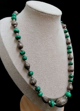 ANTICA RAFFINATA COLLANA ETNICA IN MALACHITE ED ELEMENTI DECORATIVI IN ARGENTO. - Foto 5
