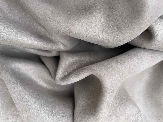 Pelle scamosciata grigio perla resinata reversibile