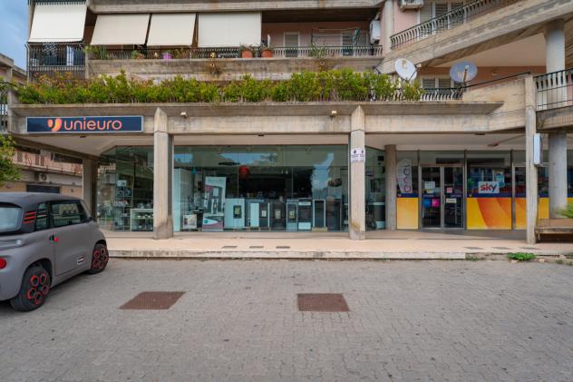 Oltre 3 vetrine in vendita a Caltagirone - Foto 4