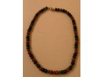 Collana girocollo vetri con bei colori, bigiotteria con inserti di metallo.