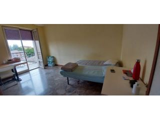 AFFITTASI STANZA CON BALCONE ZONA OSPEDALE