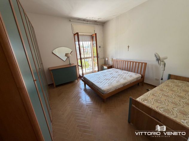 Porzione di villa indipendente su 2 livelli con giardino a pochi passi dal mare - Foto 9