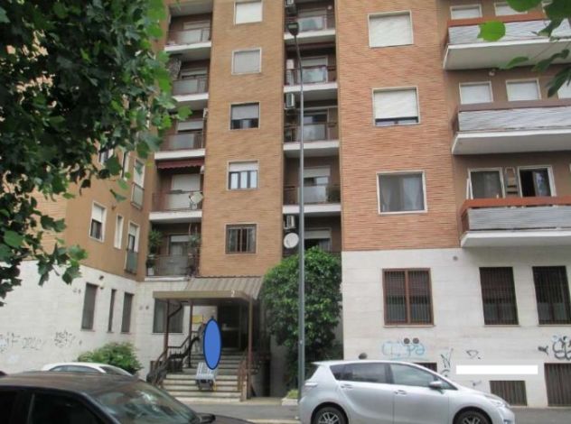 ASTA OCCASIONE : Milano Via Fiuggi, appartamento e box