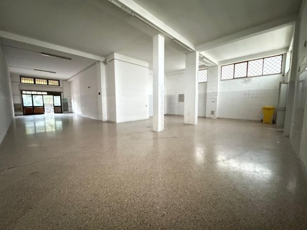 LECCE LOCALE COMMERCIALE CON scoperto