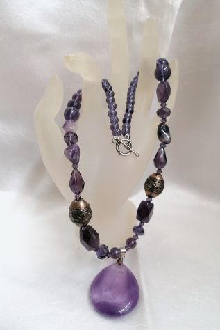 ORIGINALE COLLANA IN AMETISTA NATURALE E CRISTALLI CON PENDENTE IN AMETISTA. - Foto 7