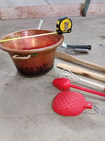 Set composto da paiolo in rame per polenta e vari attrezzi da cucina. - Paiolo - Foto 3
