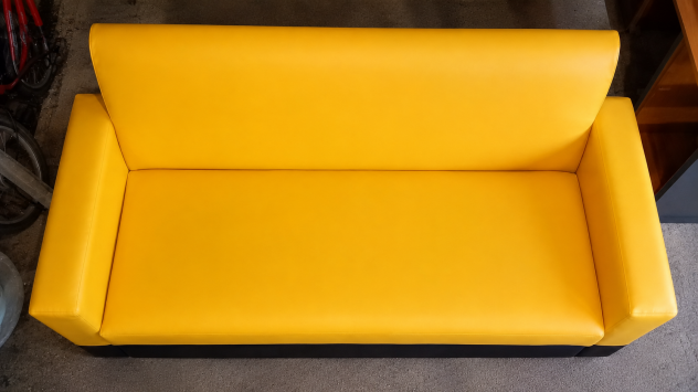 Divano moderno 2/3 posti in ecopelle giallo e nero – Come nuovo - Foto 2