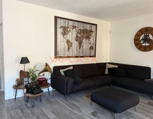 ELEGANTE QUADRILOCALE COMPLETAMENTE ARREDATO E PRONTO DA VIVERE - Foto 3