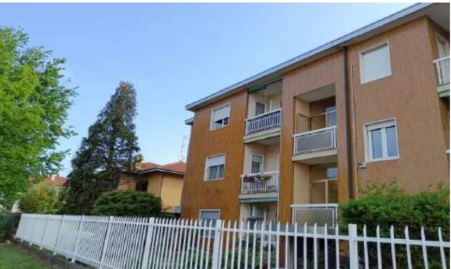 ASTA OCCASIONE: ARLUNO (MI) VIA DEL CARSO trilocale, cantina e box