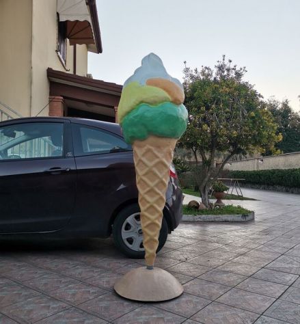 Insegna per gelateria di un cono gelato gigante. - Foto 2