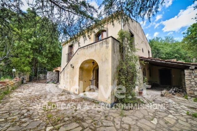Rustico / Casale di 250 m² con 5 locali e posto auto in vendita a Francavilla di Sicilia