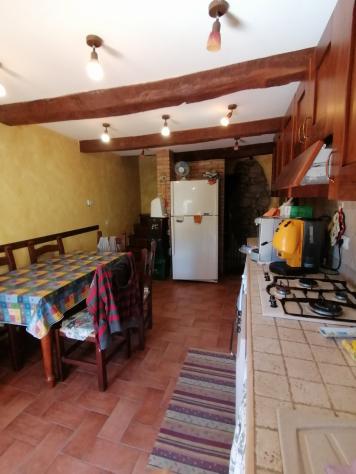 In una frazione del comune di Castell'Azzara, più precisamente a Selvena, dove sono presenti i servizi di prima necessità; , vendiamo appartamento su - Foto 11