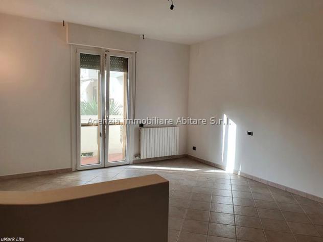 MASSA, loc. Quercioli, vendesi appartamento al piano rialzato completamente ristrutturato: sala, cucina abitabile, disimpegno, 3 camere, 2 bagni e n. - Foto 5