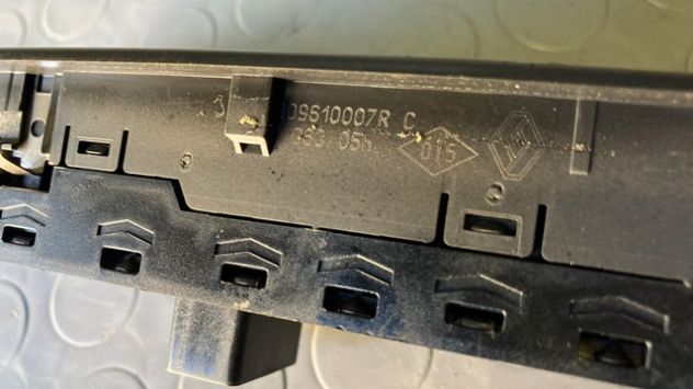 Pulsantiera alzacristalli anteriore SX Renault Laguna 3 del 2011 (809610007R) - Foto 4