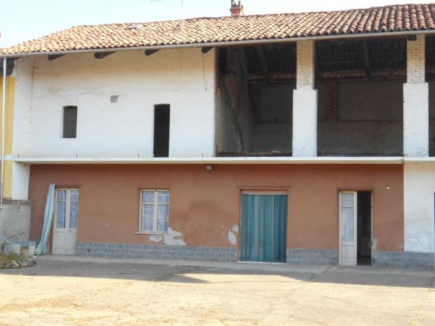 In zona centrale, ex cascinale composta da abitazione al piano terra: cucinino, tinello, tre vani e bagno; sempre al piano terra magazzino e box auto. - Foto 3