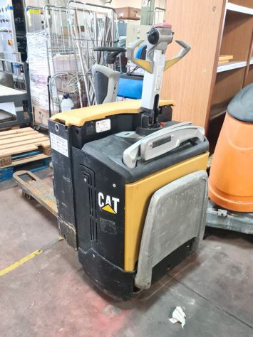 TRANSPALLET ELETTRICO CAT CON PEDANA USATO