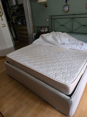 Letto molto bello e pratico con materasso pulito - Foto 2
