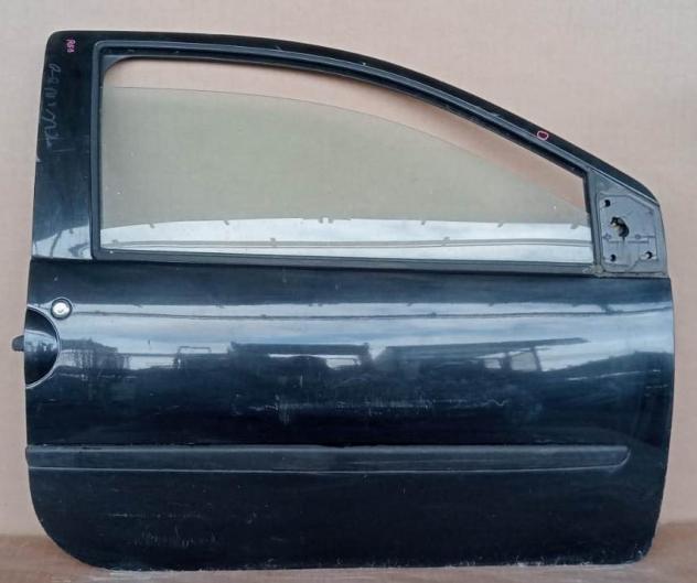 PORTA DX NERO MET. C/CILINDRETTO CHIAVE C/ALZ. E SERR
  Carrozzeria  Lamierati esterni  Porte  Porta ant. dx. RENAULT - TWINGO - 01-01-2012 - 01-09-20
