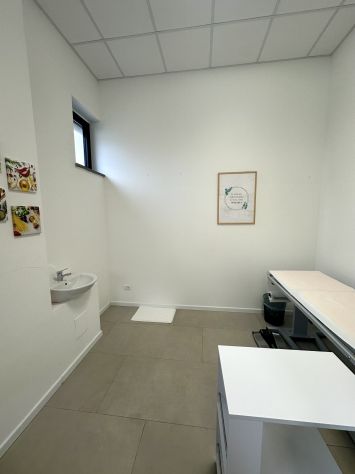 Studio medico ristrutturato con parcheggio interno, per professionisti sanitari - Foto 3