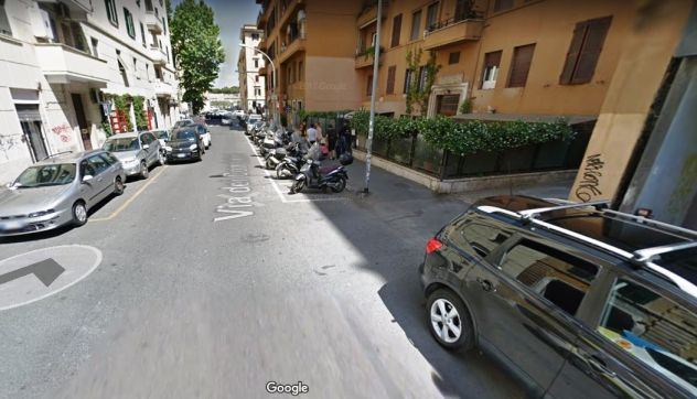 Box auto e moto nei pressi della Piramide