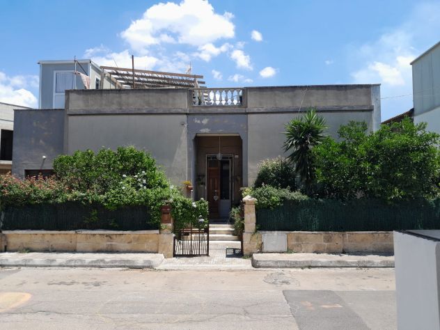 Splendida Villa Indipendente con Giardino, Terrazzo e Dependance – Venduta Arred