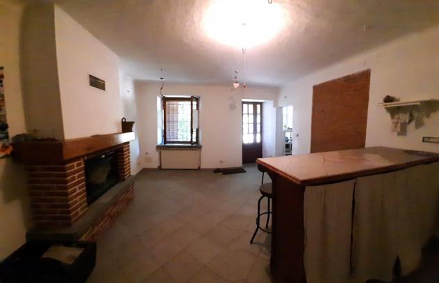 ristrutturata nel 2015 su due livelli: al piano terra ampia cucina, con caminetto, sala e scala di collegamento posta tra i due vani, piano primo dis - Foto 4