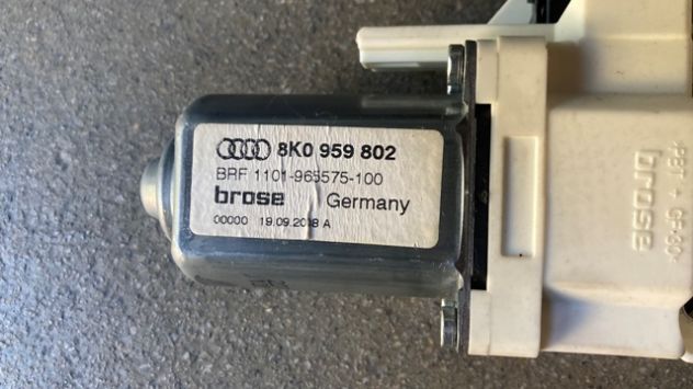 Motorino alzacristallo anteriore DX Audi A4 B8 del 2010 (8K0959802) - Foto 3