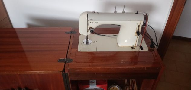 vendo perfettamente funzionante macchina da cucire vintage marca BORLETTI - Foto 2