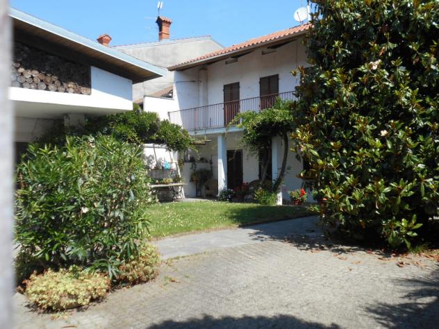 Indipendente su 2 piani: piano terra con ingresso con vano con comoda scala di collegamento, ampia cucina abitabile, sala, camera con bagno, altra cam - Foto 10