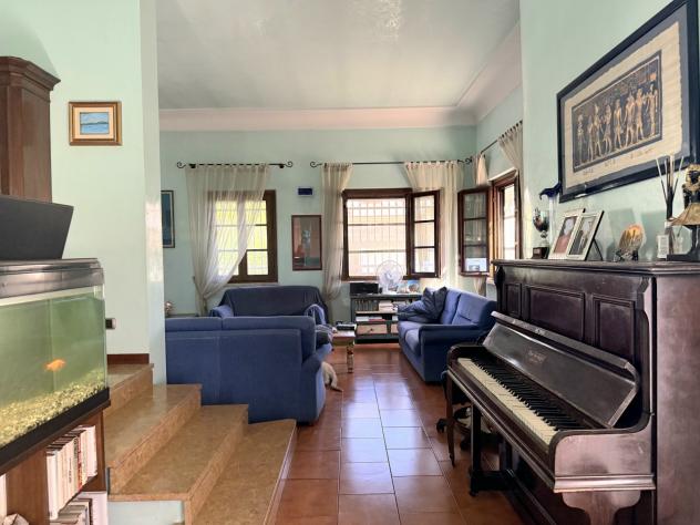 RONCHI, zona tranquilla e vicina al mare, villa su più livelli con ampio giardino su quattro lati. Al piano terra troviamo ingresso, salone, tinello, - Foto 6