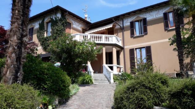 Villa di 357 m² con più di 5 locali in vendita a Porto Valtravaglia