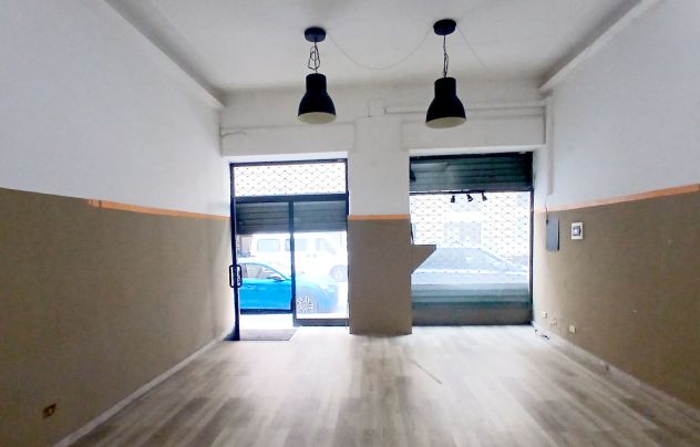VIA INDIPENDENZA: Fondo commerciale con due ampie vetrine - Foto 4