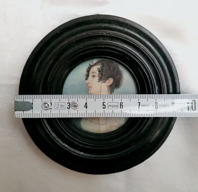 RARA MINIATURA DI DAMA DI EPOCA NAPOLEONICA, CORNICE LIGNEA ROTONDA. - Foto 6