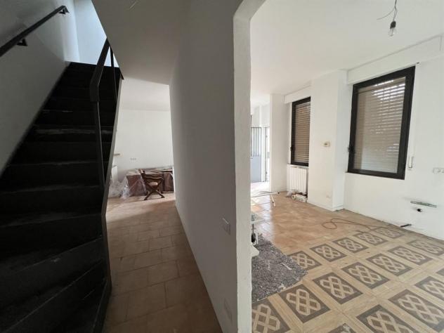 Complesso immobiliare composta da 527 mq di magazzini e 87 mq di abitazione da ristrutturare - Foto 12