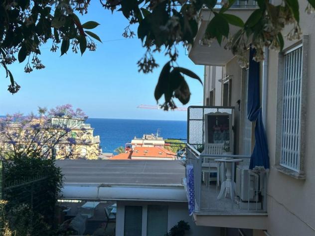 Borgo Coscia, a due passi dal mare, alloggio mq.80 ristrutturato con giardino vista mare