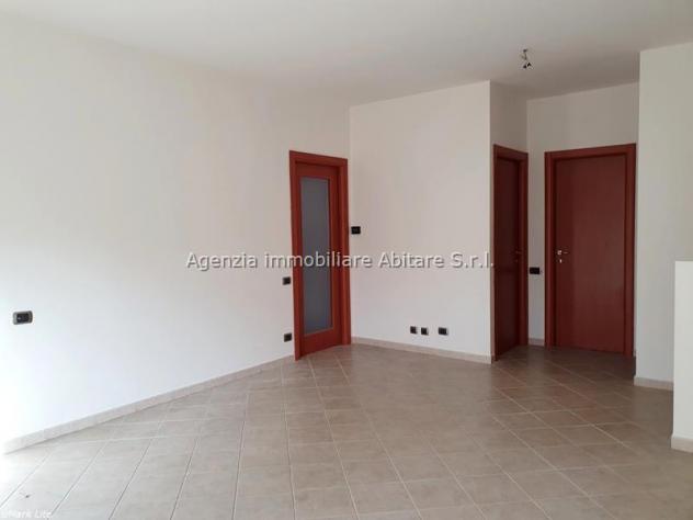 MASSA, loc. Quercioli, vendesi appartamento al piano rialzato completamente ristrutturato: sala, cucina abitabile, disimpegno, 3 camere, 2 bagni e n. - Foto 4