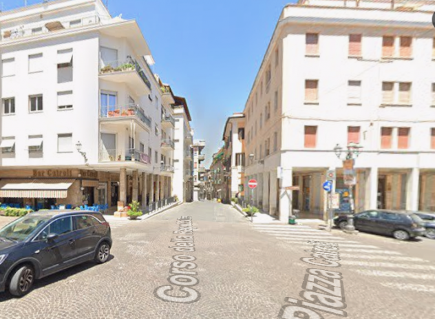Piazza Cairoli primo piano luminoso