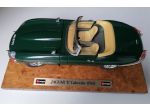 Burago JAGUAR "E" CABRIOLET (1961) verde, modellino statico metallo scala 1:18