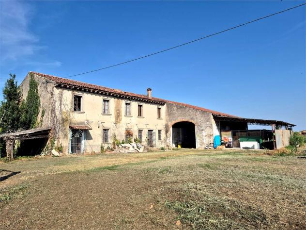 V005517 - NOGAROLE ROCCA – RUSTICO CON 3.100 MQ DI TERRENO PRIVATO
