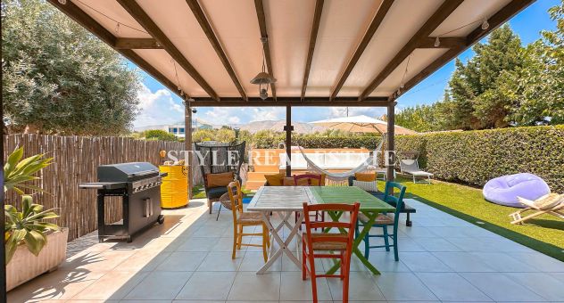 Un'Oasi Mediterranea: Trilocale con Giardino e Piscina a 250 Metri dal Mare - Foto 8