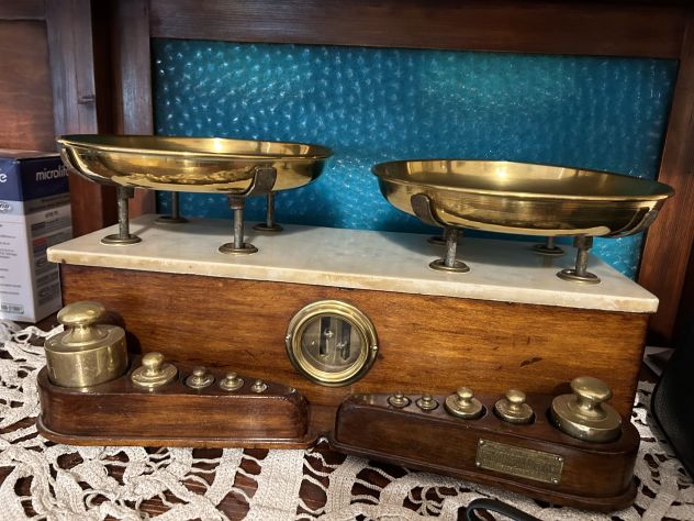 Antica bilancia in legno e ottone