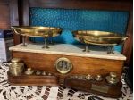 Antica bilancia in legno e ottone