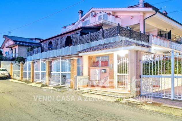 Villetta a schiera di 210 m² con 4 locali e box auto in vendita a Guidonia Montecelio - Foto 2